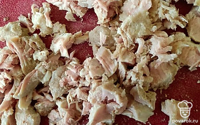 Мясо нарезать, добавить в блюдо. Готовить 20 минут.