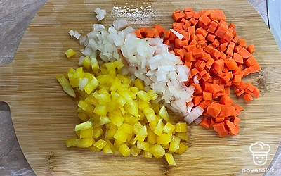 Мелким кубиком нарезаем репчатый лук, морковь и перец.