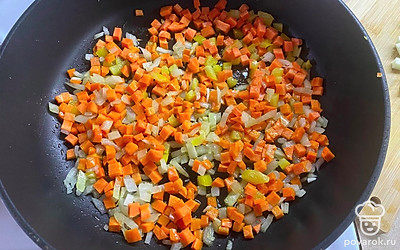 На сковороде с растительным маслом обжариваем овощи около 5 минут.