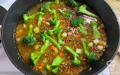 Добавить в сковороду к овощам промытую гречку и брокколи. Посолить по вкусу и добавить полтора стакана воды. Готовить до испарения воды с поверхности.