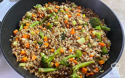 Подаем гречку с овощами на гарнир к мясному или рыбному блюду! Приятного аппетита!