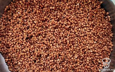 Перебрать, промыть гречневую крупу.