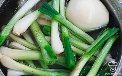 Помыть лук.