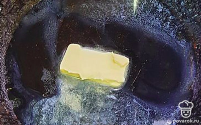 На сковороду положить сливочное масло. 