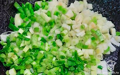 Нарезать лучок, выложить на сковороду. 