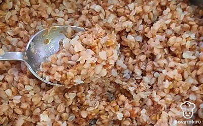 Гречку томить до готовности, под крышкой и посолить.