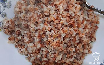 Готовую кашу выложить на тарелку. 