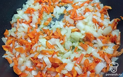 Овощи порезать, обжарить на растительном масле.