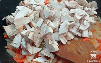 Нарезанные грибы добавить к овощам.