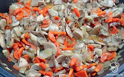 Овощи с грибами тушить до готовности.