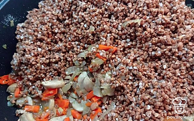 Гречку промыть и добавить к овощам.