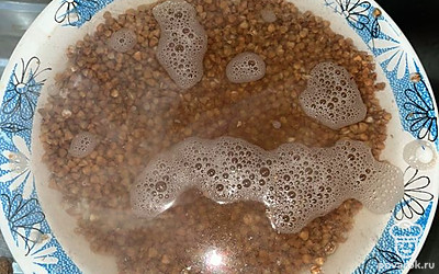 Гречку промойте под проточной водой и залейте кипятком. Подождите, пока она набухнет.