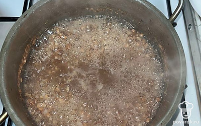 После переложите ее в кипящую воду, подсолите воду.