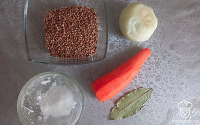 Подготовим все ингредиенты. Овощи чистим.