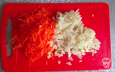Морковь натираем на крупной терке, лук нарезаем.