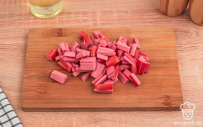 Нарежьте сосиски небольшой соломкой или кружочками.