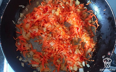 Обжариваем овощи на подсолнечном масле до золотистости.