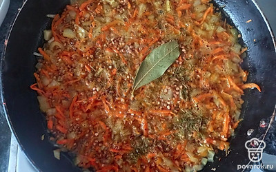 Вливаем воду. Солим, перчим по вкусу и тушим под крышкой до готовности на медленном огне.