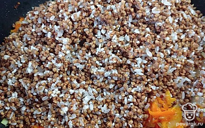 Крупу добавить к овощам.