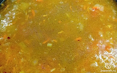 Залить горячей водой, посолить по вкусу. Готовить на среднем огне под крышкой.