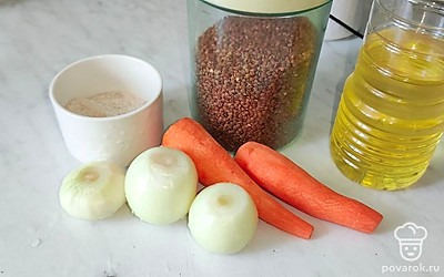 Подготовьте все необходимые ингредиенты. Лук и морковь очистите.