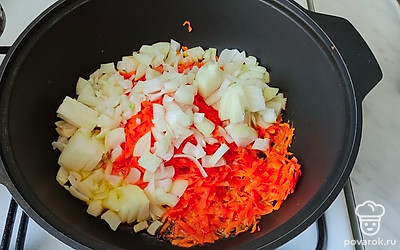 Морковь натрите на крупной терке. Лук мелко порежьте, обжарьте на растительном масле.