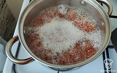 Гречневую крупу промойте под проточной водой, залейте гречку в пропорции 1 к 2, 1 часть гречки и 2 части воды. Варите на среднем огне под закрытой крышкой, до готовности. Посолите по вкусу. Смешайте отварную гречку и пережарку из овощей.