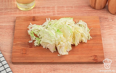 Капусту тонко нашинкуйте.