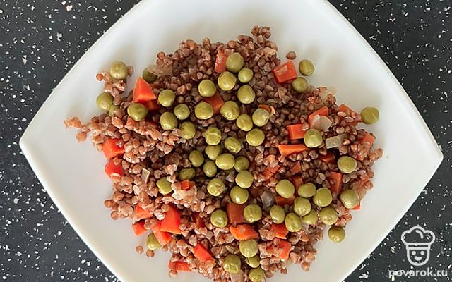 Гречневая каша с зеленым горошком и овощами — Рецепт с фото