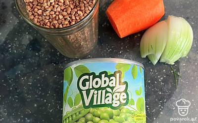 Подготовить все ингредиенты. Овощи помыть и почистить.