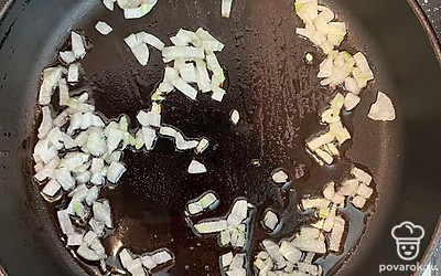 Лук нарезать кубиками, обжарить на сковороде до золотистого цвета.