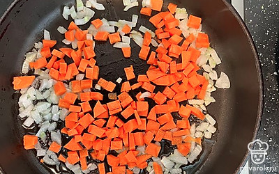 Морковь нашинковать кубиками, обжарить вместе с луком.