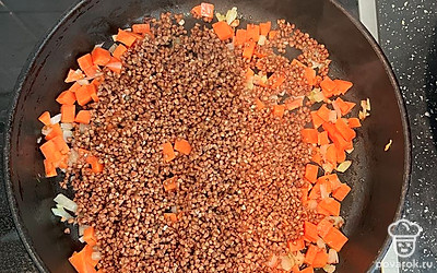 К овощам добавить гречку.