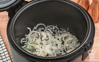 Включите в мультиварке программу «Жарка» и выставите 10 минут. Разогрейте растительное масло и обжарьте лук до мягкости.