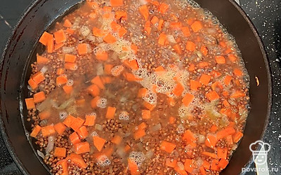 Залить гречку водой. Тушить на большом огне в течение 5 минут.