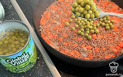 Добавить консервированный горошек «Global Village». Накрыть сковороду крышкой и тушить на медленном огне 10 минут.