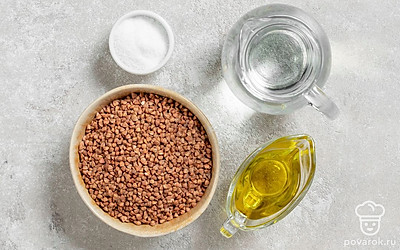 Крупу промойте в холодной воде несколько раз. Подготовьте сковороду и кастрюлю для варки.