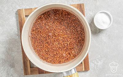 Кастрюлю с водой поставьте на огонь и дождитесь кипения. Затем всыпьте обжаренную гречку и немного соли, перемешайте. Убавьте огонь до минимального, накройте кашу крышкой и оставьте на 15-20 минут. Перемешивать крупу во время варки не надо. Готовую гречку снимите с огня.