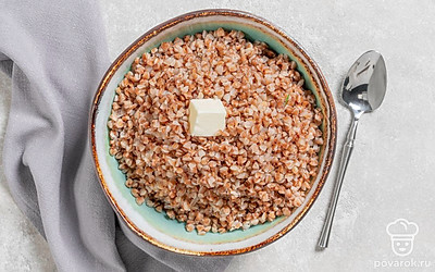 Ароматную гречку подавайте к столу вместе с кусочком сливочного масла. Оно добавит каше приятный аромат и подчеркнет ее вкус.