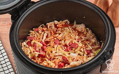 Добавьте столовую ложку кетчупа, капусту, соль и черный перец по вкусу.