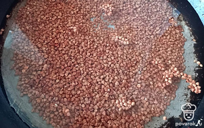 Промойте гречку, залейте водой и поставьте на медленный огонь.