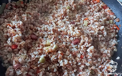 Тушить на медленном огне примерно 25 минут. 