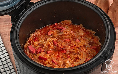 Залейте всё стаканом воды и перемешайте. Выставите на мультиварке программу «Тушение» или «Варка» и время 40 минут. Закройте крышку. Готовое блюдо перемешайте.