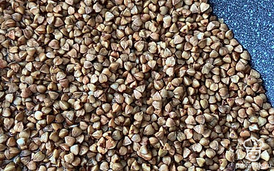 Гречку хорошо промыть и выложить в емкость.