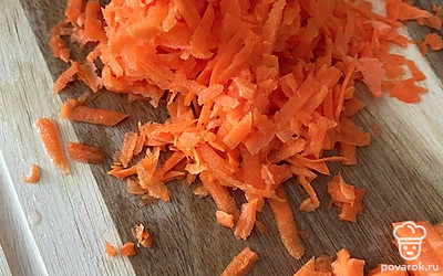 Нарезать морковку.
