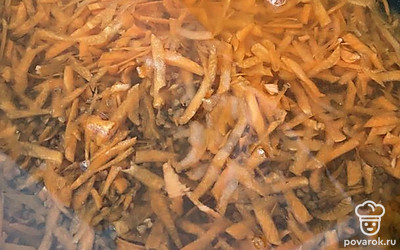 Добавить морковь к гречке. Посолить, перемешивать не нужно. Оставить в духовке на 35 минут при 160 градусах.