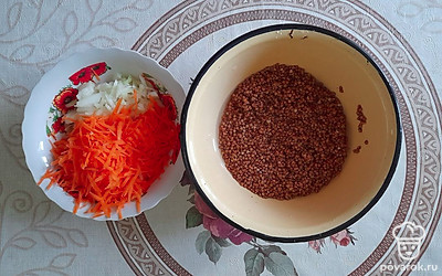 Промойте гречку в холодной воде. Морковь натрите на крупной терке, нарежьте лук кубиками.
