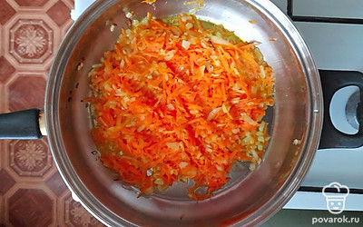 На разогретую сковороду налейте растительное масло и выложите овощи. Обжаривайте 3-4 минуты, до золотистого цвета.
