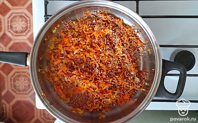 Выложите гречку к овощам. Посолите, перемешайте и потомите на огне около одной минуты. 