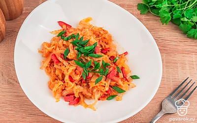 Подайте капусту с сосисками, украсив перьями зеленого лука. Приятного аппетита!